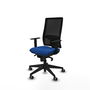 Silla de oficina Horna con mecanismo Sincro tapizada con Similpiel color Azul y malla color Negro. Equipada con lumbar 1D, Brazos 1D y Ruedas 65 mm parqué