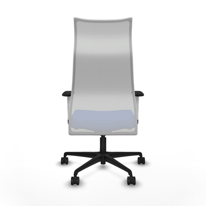 Sillón Albacete con mecanismo Sincro tapizada con Tela color Azul y malla color Blanco. Equipado con Base nailon negra, Brazos 1D y Ruedas 65mm nailon