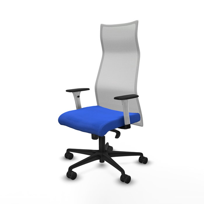 Sillón Albacete con mecanismo Sincro tapizada con Tela color Azul y malla color Blanco. Equipado con Base nailon negra, Brazos 1D y Ruedas 65mm nailon