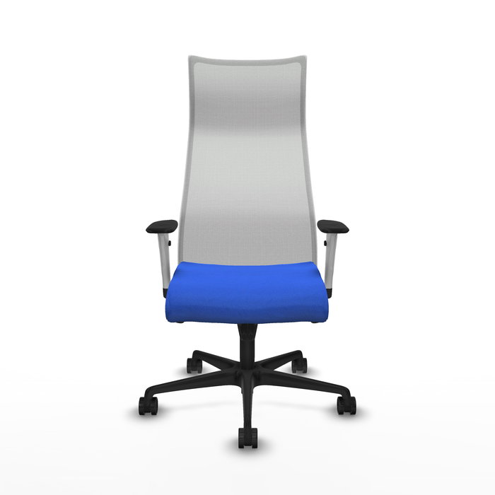 Sillón Albacete con mecanismo Sincro tapizada con Tela color Azul y malla color Blanco. Equipado con Base nailon negra, Brazos 1D y Ruedas 65mm nailon