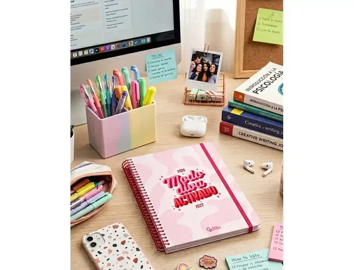 Liderpapel Fantasy E - Agenda Escolar 2026-2027, Día Página, A5+, Bilingüe, Interior Teens, Espiral, Tapa Cartón, Papel FSC 80g, Incluye Gomilla y Pegatinas, Color Diva