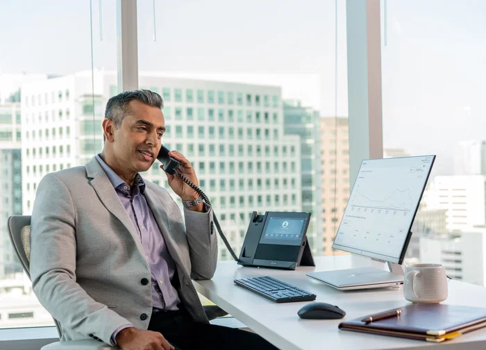 HP Poly CCX 600 Teléfono multimedia empresarial para Microsoft Teams con alimentación PoE, Android 12, pantalla LCD 1024 x 600 píxeles, color negro