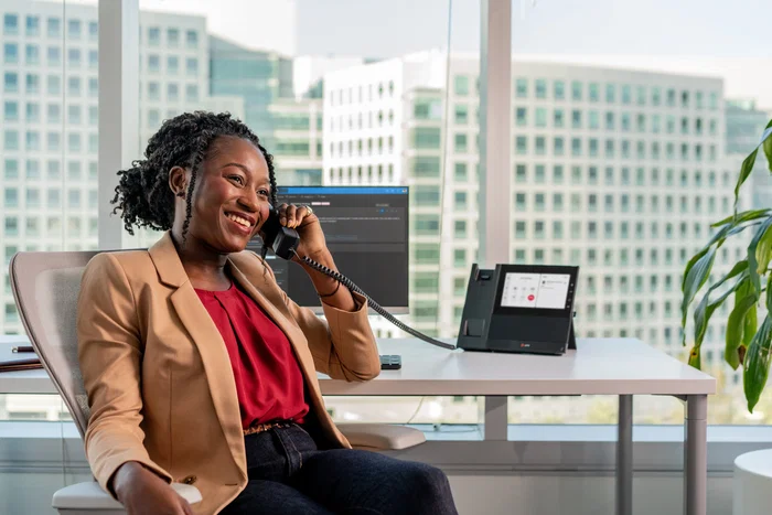 HP Poly CCX 600 Teléfono multimedia empresarial para Microsoft Teams con alimentación PoE, Android 12, pantalla LCD 1024 x 600 píxeles, color negro