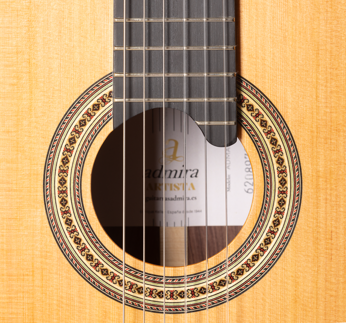 Admira Artista Guitarra Clásica con Tapa de Cedro y Fondo de Palosanto