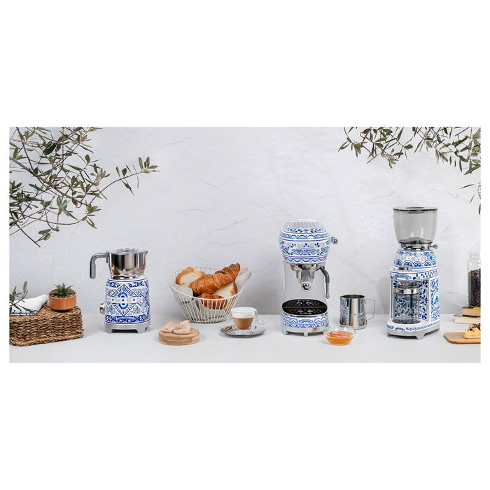 SMEG ECF02DGBEU Máquina Espresso Dolce & Gabbana, 1.1L, 1350W, Azul Mediterraneo