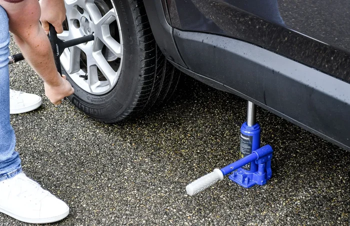 Michelin Gato Hidráulico Botella 3T - Capacidad 3 Toneladas, Altura de Elevación 195 mm a 385 mm Michelin Gato Hidráulico Botella 3T - Capacidad 3 Toneladas, Altura de Elevación 195 mm a 385 mm