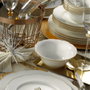 Hermia BNILY24Y2520 Vajilla de 24 Piezas en Porcelana Blanca y Dorada, Apta para Lavavajillas y Microondas, Elegante y Sofisticada