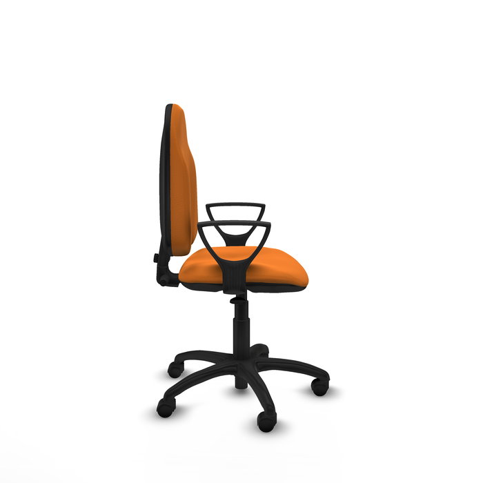 Silla de oficina Algarra con mecanismo Contacto permanente básico tapizada con Similpiel color Naranja. Equipada con Base poliamida negra, Brazos fijos y Ruedas de nailon 50 mm