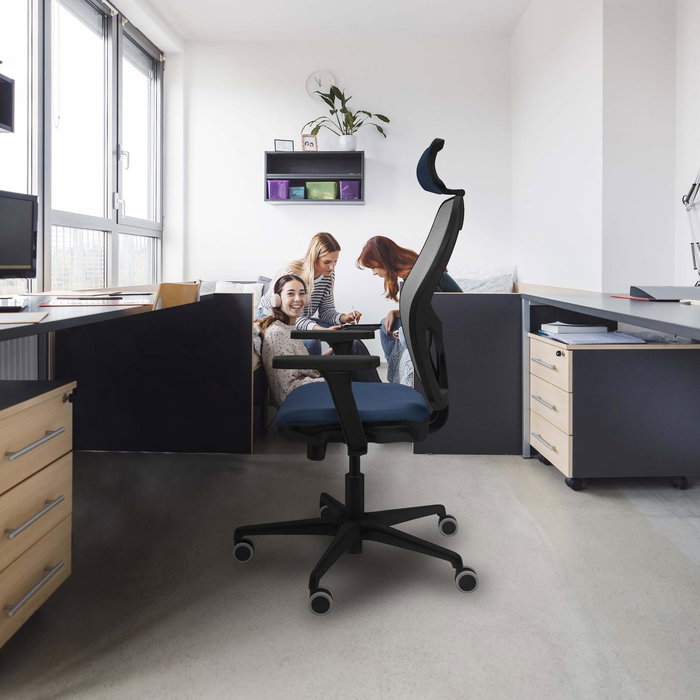 Silla de oficina Jorquera con mecanismo Sincro/Traslack tapizada con Similpiel color Gris y malla color Blanco. Equipada con lumbar 1D, Brazos 3D, Cabecero 2D y Ruedas 65 mm parqué