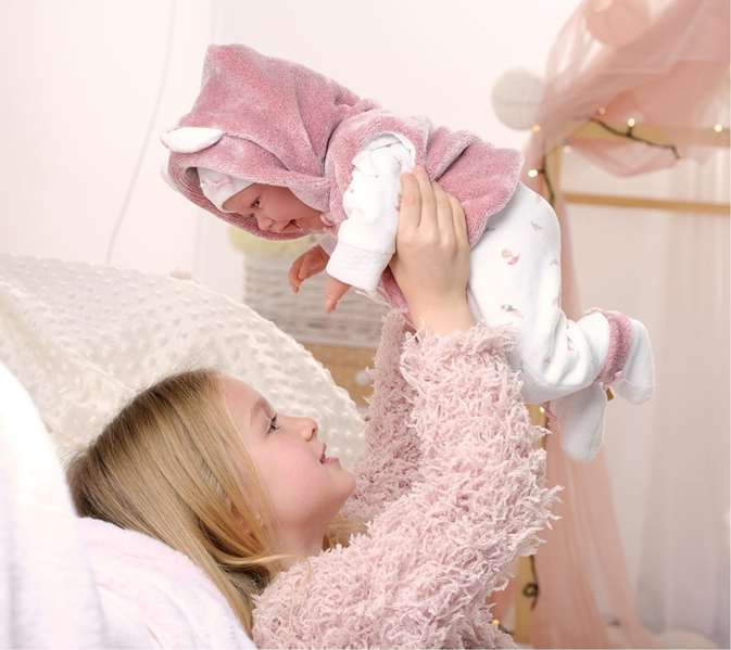 Llorens Muñeca Recién Nacida Mimi Sonrisas con Chaqueta Fucsia, Cuerpo de Tela y Chupete, Emite Sonidos, 40 cm