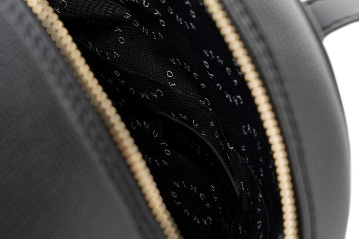 Vince Camuto Pescara - Mochila de Polipiel Negra Elegante y Funcional con Dos Bolsillos Interiores Vince Camuto Pescara - Mochila de Polipiel Negra Elegante y Funcional con Dos Bolsillos Interiores
