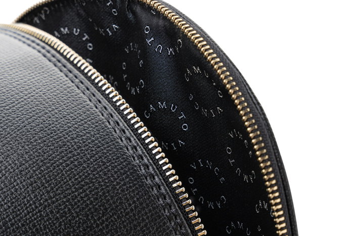 Vince Camuto Pescara - Mochila de Polipiel Negra Elegante y Funcional con Dos Bolsillos Interiores Vince Camuto Pescara - Mochila de Polipiel Negra Elegante y Funcional con Dos Bolsillos Interiores