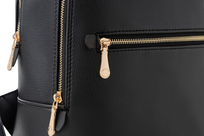 Vince Camuto Pescara - Mochila de Polipiel Negra Elegante y Funcional con Dos Bolsillos Interiores Vince Camuto Pescara - Mochila de Polipiel Negra Elegante y Funcional con Dos Bolsillos Interiores