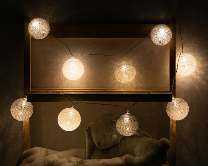 KioKids Guirnalda LED Gris 1,5 M con 9 Bolas de Colores, Decoración Infantil con Pilas para Dormitorio y Estantería KioKids Guirnalda LED Gris 1,5 M con 9 Bolas de Colores, Decoración Infantil con Pilas para Dormitorio y Estantería