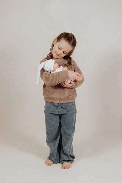 Muñecas Arias Muñeca Reborn Mabel Rosa 35 cm con Saco y Portabebé - Juguete para Niñas