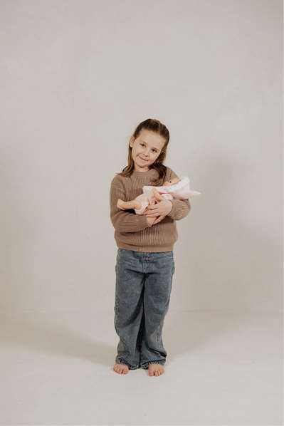 Muñecas Arias Muñeca Reborn Mabel Rosa 35 cm con Saco y Portabebé - Juguete para Niñas