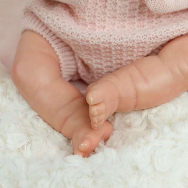 Muñecas Arias Muñeca Reborn Mabel Rosa 35 cm con Saco y Portabebé - Juguete para Niñas