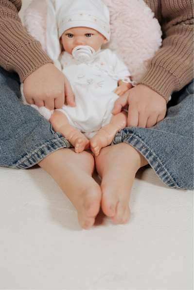 Muñecas Arias Muñeca Reborn Mabel Rosa 35 cm con Saco y Portabebé - Juguete para Niñas