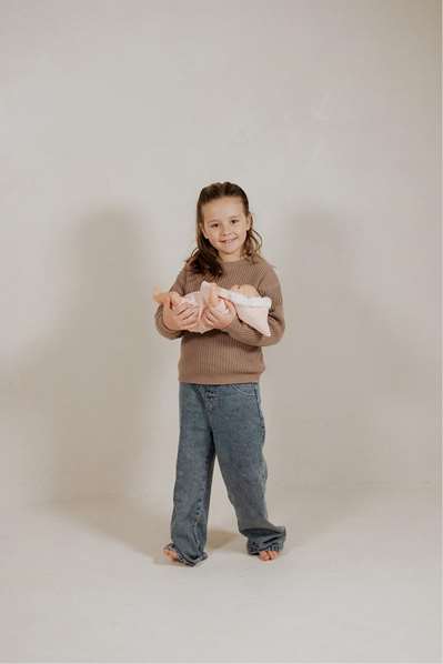 Muñecas Arias Muñeca Reborn Mabel Rosa 35 cm con Saco y Portabebé - Juguete para Niñas