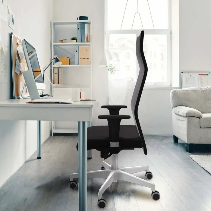 Sillón Albacete con mecanismo Sincro tapizada con Similpiel color Gris y malla color Blanco. Equipado con Base poliamida blanca, Brazos 1D y Ruedas 65 mm parqué