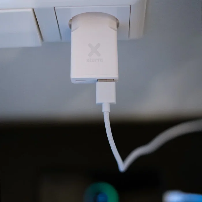Xtorm XG2SL025 Cargador de Pared Blanco, Carga Rápida Quick Charge 3.0 y PD 33W, 2 Puertos (USB-C + USB-A), para Smartphone, Tablet y Reloj Inteligente