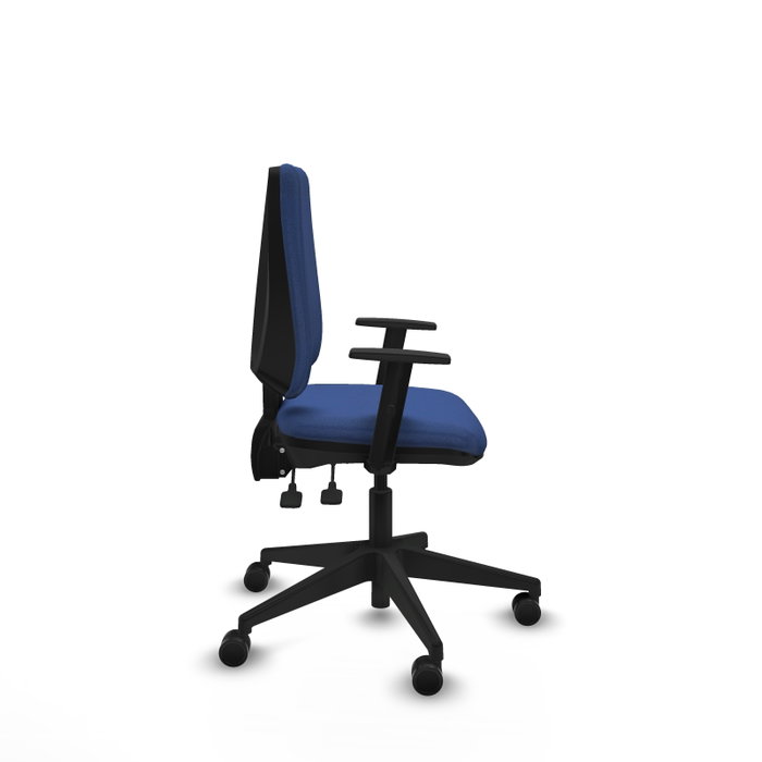 Silla de oficina Elche con mecanismo Asincro tapizada con Tela color Azul marino. Equipada con Base piramidal negra, Brazos 1D y Ruedas 65mm nailon