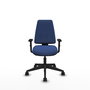 Silla de oficina Elche con mecanismo Asincro tapizada con Tela color Azul marino. Equipada con Base piramidal negra, Brazos 1D y Ruedas 65mm nailon