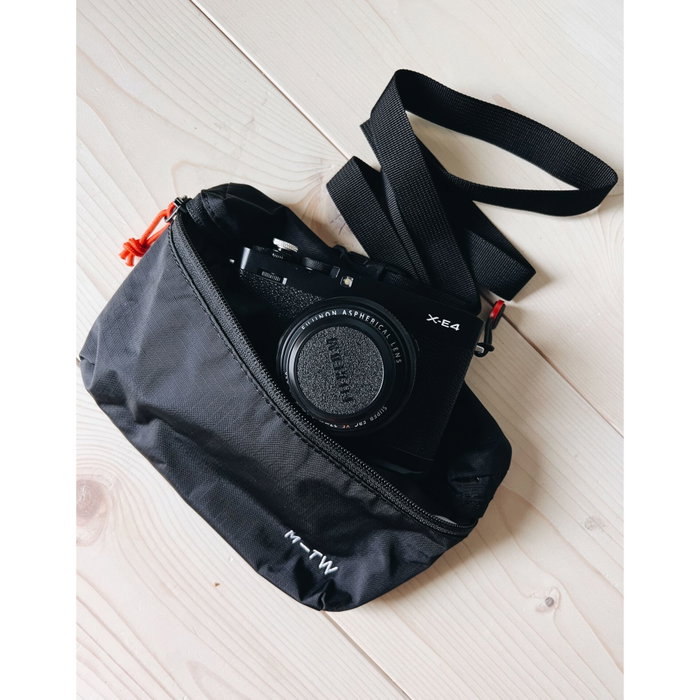 Moment Everything Mini Sling 1L Black Moment Everything Mini Sling 1L Black