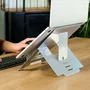 R go tools Soporte para portátil R-Go Riser Flexible 10-22 pulgadas Plata