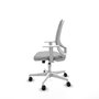 Silla de oficina Cilanco con mecanismo Sincro tapizada con Tela color Gris claro y malla color Gris. Equipada con lumbar 1D, Reposabrazos blancos y Ruedas 65mm nailon