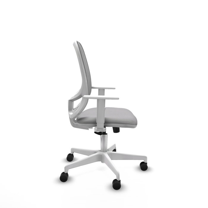 Silla de oficina Cilanco con mecanismo Sincro tapizada con Tela color Gris claro y malla color Gris. Equipada con lumbar 1D, Reposabrazos blancos y Ruedas 65mm nailon