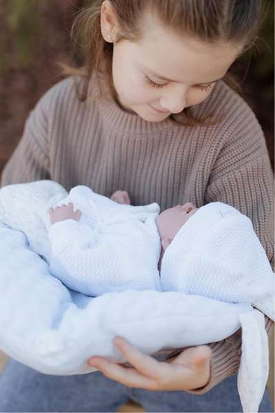 Muñecas Arias - Muñeca Andie 40 cm con Cojín, Ojos Durmientes y Lloro Magnético, Azul, Incluye Pilas