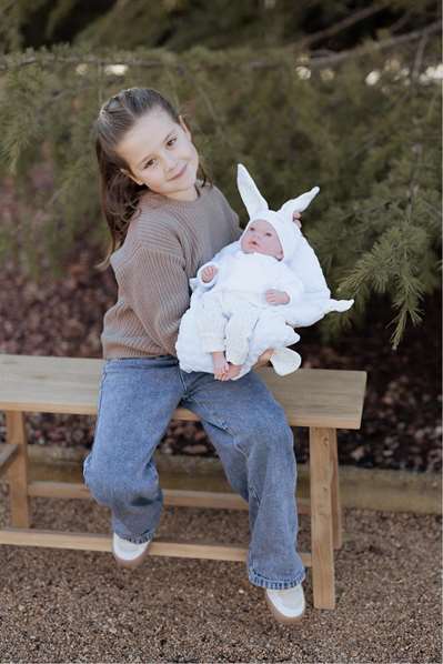 Muñecas Arias - Muñeca Andie 40 cm con Cojín, Ojos Durmientes y Lloro Magnético, Azul, Incluye Pilas