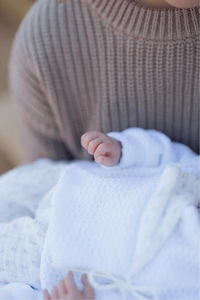 Muñecas Arias - Muñeca Andie 40 cm con Cojín, Ojos Durmientes y Lloro Magnético, Azul, Incluye Pilas