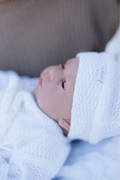 Muñecas Arias - Muñeca Andie 40 cm con Cojín, Ojos Durmientes y Lloro Magnético, Azul, Incluye Pilas