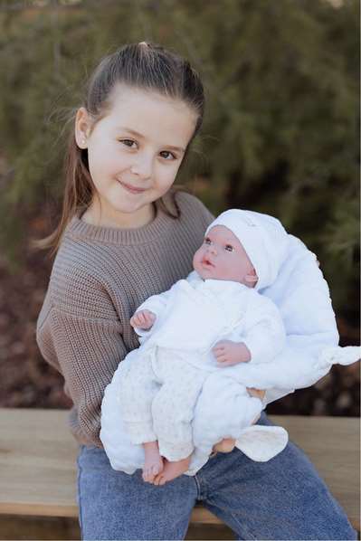 Muñecas Arias - Muñeca Andie 40 cm con Cojín, Ojos Durmientes y Lloro Magnético, Azul, Incluye Pilas