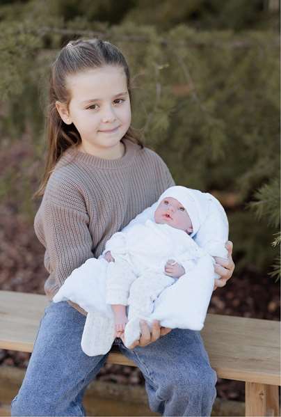 Muñecas Arias - Muñeca Andie 40 cm con Cojín, Ojos Durmientes y Lloro Magnético, Azul, Incluye Pilas