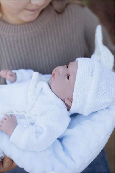 Muñecas Arias - Muñeca Andie 40 cm con Cojín, Ojos Durmientes y Lloro Magnético, Azul, Incluye Pilas