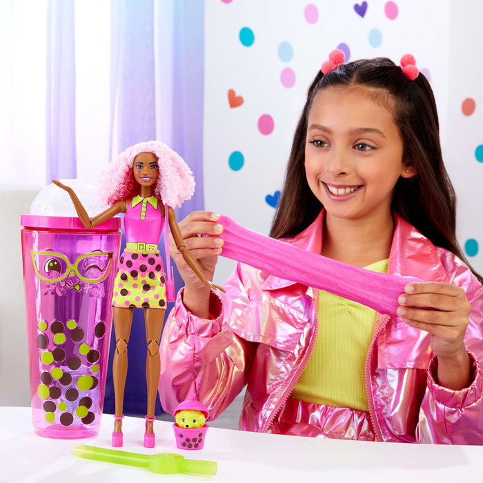 Barbie HTJ20 Muñeca Pop Reveal Té de Burbujas Frutos Rojos con Pelo Rosa y Cubitos Sorpresa de Ropa y Accesorios