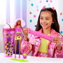 Barbie HTJ20 Muñeca Pop Reveal Té de Burbujas Frutos Rojos con Pelo Rosa y Cubitos Sorpresa de Ropa y Accesorios