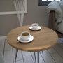 Hanah Home Mesa Auxiliar Caucasian Oak, Mesa Lateral Moderna con Patas de Metal, Tablero de Partículas Recubierto de Melamina, Color Roble Caucásico