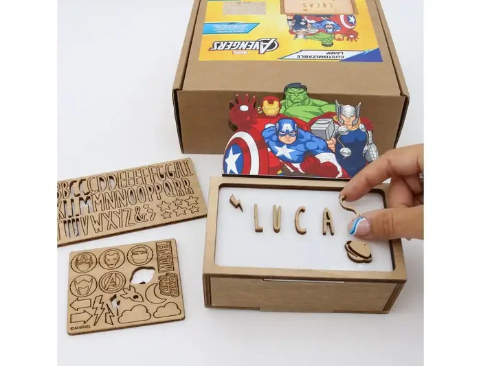 Wondee Lámpara personalizable de sobremesa LED de madera Avengers - Lámpara de decoración con pilas