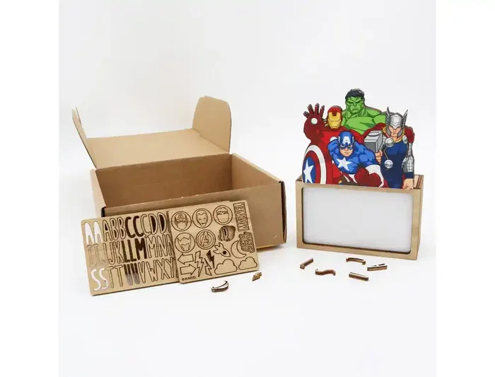 Wondee Lámpara personalizable de sobremesa LED de madera Avengers - Lámpara de decoración con pilas