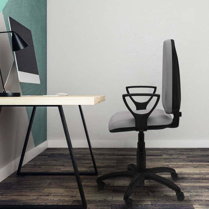 Silla de oficina Aýna con mecanismo Contacto permanente básico tapizada con Tela color Granate. Equipada con Base poliamida negra, Brazos fijos y Ruedas autofrenantes