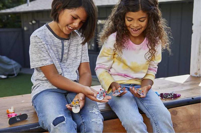 Mattel Hot Wheels Skate + Hot Wheels Básico Set para Niños a Partir de 6 Años