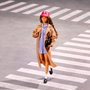 BARBIE Signature Barbie Fashion Week Barbie Teresa con vestido azul y abrigo camel