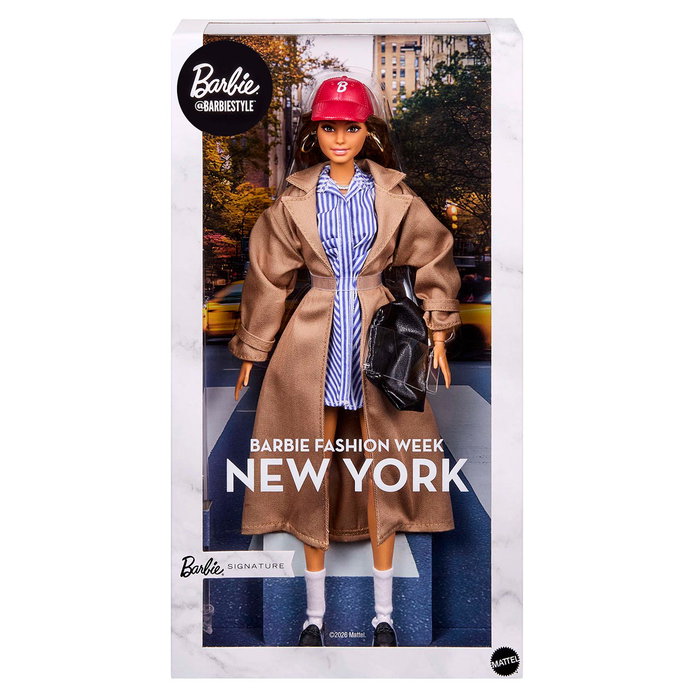 BARBIE Signature Barbie Fashion Week Barbie Teresa con vestido azul y abrigo camel