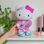 Famosa Figura Hello Kitty Kimono 33 cm con 5 puntos de articulación