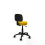 Silla de oficina Llanos con mecanismo Contacto lama tapizada con Tela color Amarillo. Equipada con Base poliamida negra, Sin brazos y Ruedas de nailon 50 mm