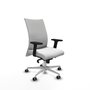 Silla Albacete confidente con mecanismo Sincro tapizada con Tela color Blanco. Equipada con Base aluminio, Brazos 2D y Ruedas 65 mm parqué